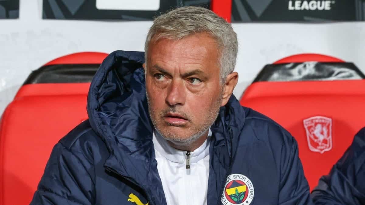 Watch goals as Van Persie defeats Mourinho