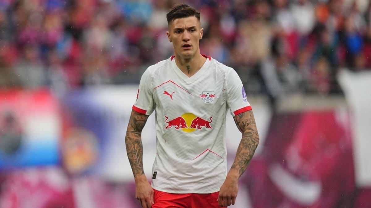 Manchester United agree £74m deal for striker Sesko – report